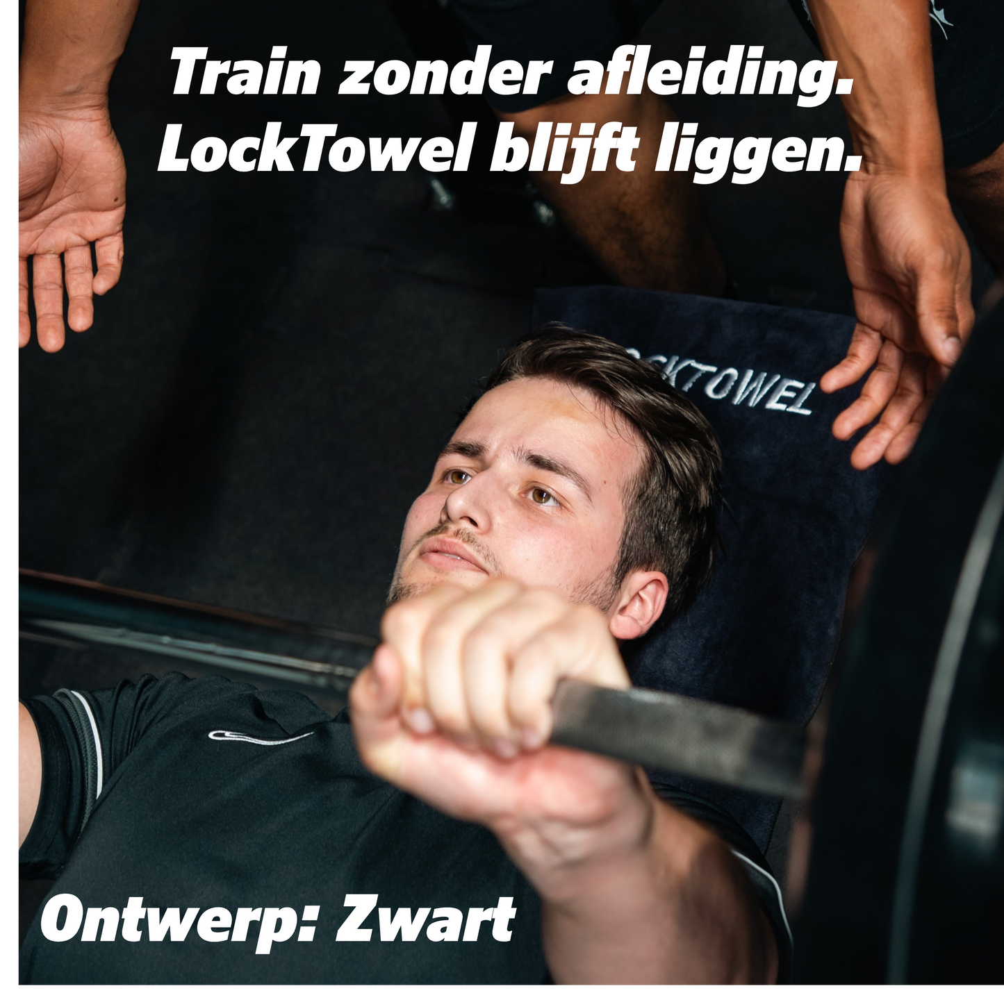 Man traint met LockTowel zwart tijdens bench press, spotter aanwezig