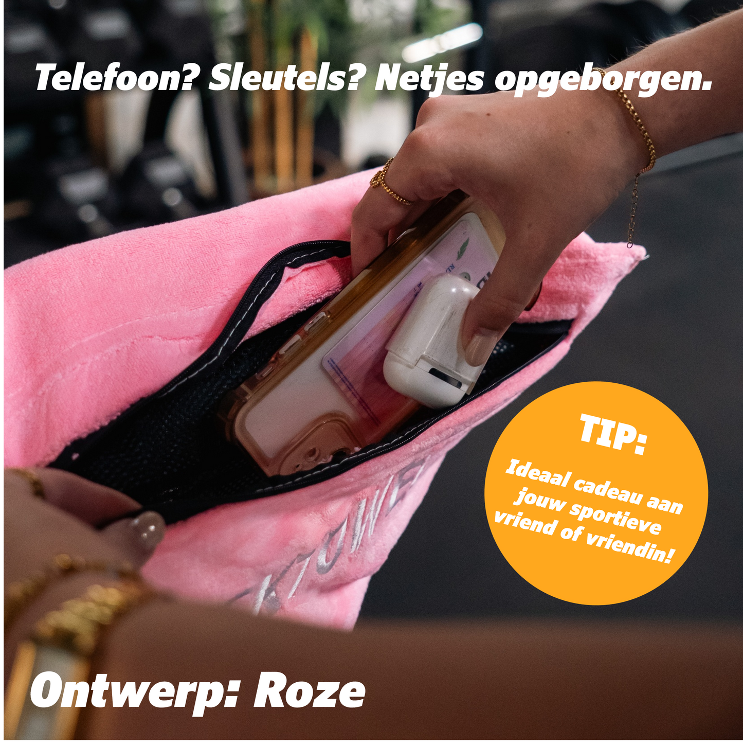 Roze LockTowel met opbergvak, gebruiker bergt sleutels en telefoon op